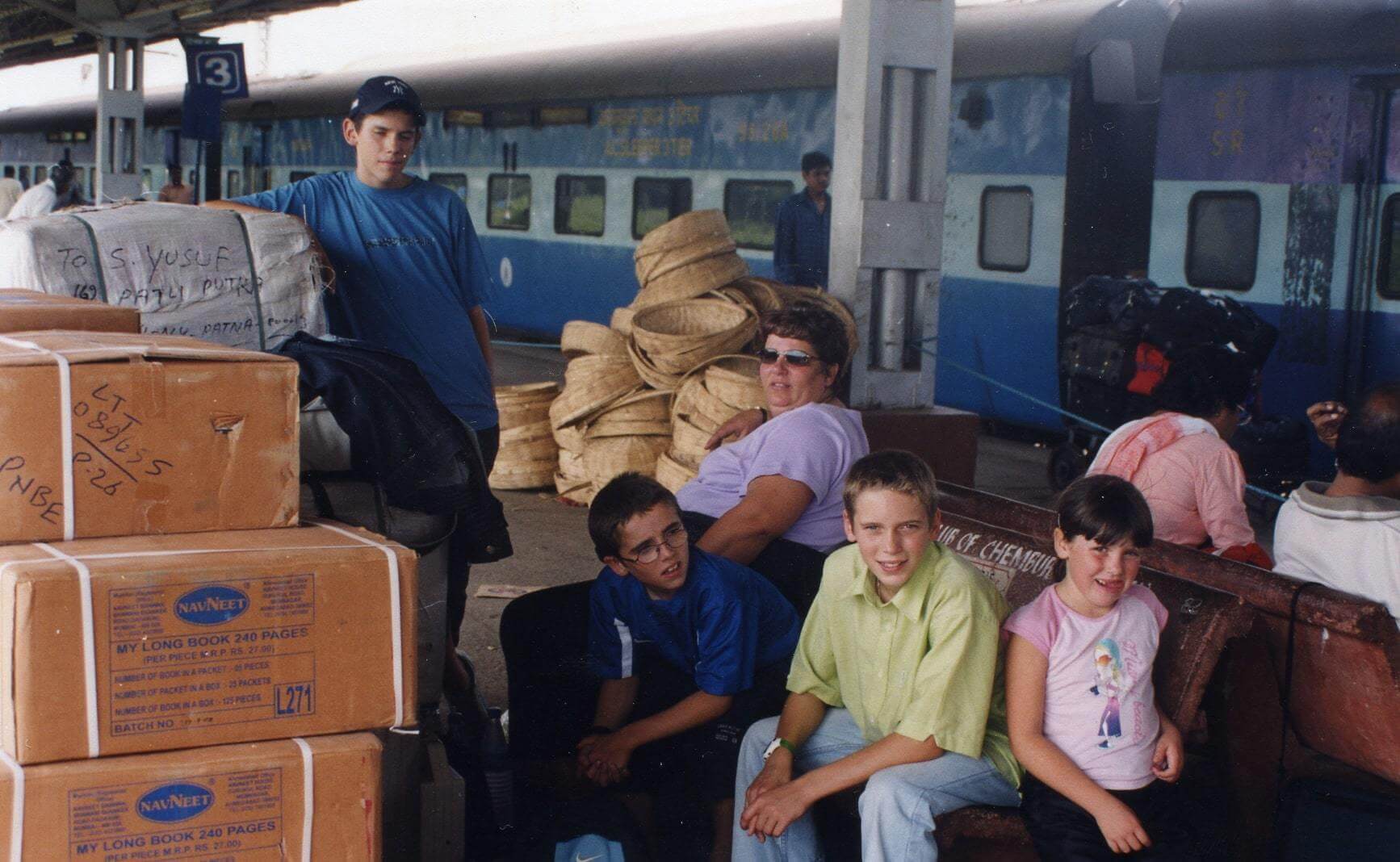 Around the year 2000, the Forkan family, two parents with four children, set out on an adventurous journey around the world. Here they are at the station in Chembur, a neighbourhood in Mumbai. Paul is in the middle wearing a green shirt.