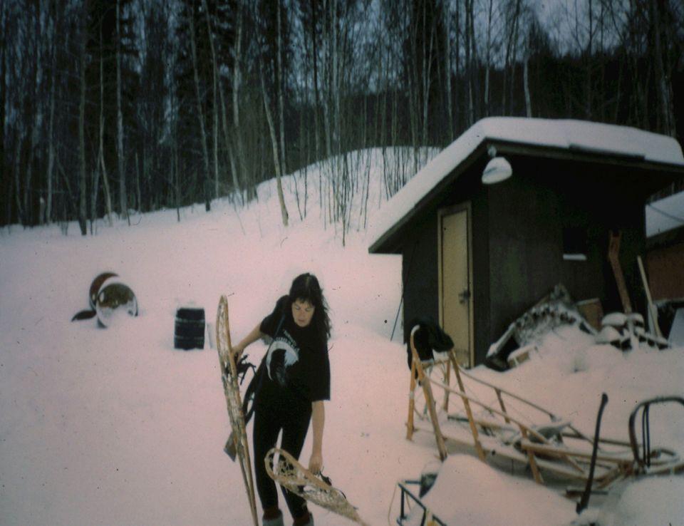 Linda with snowshoes: in the snowy landscape of Alaska, this is often the only way to get around.