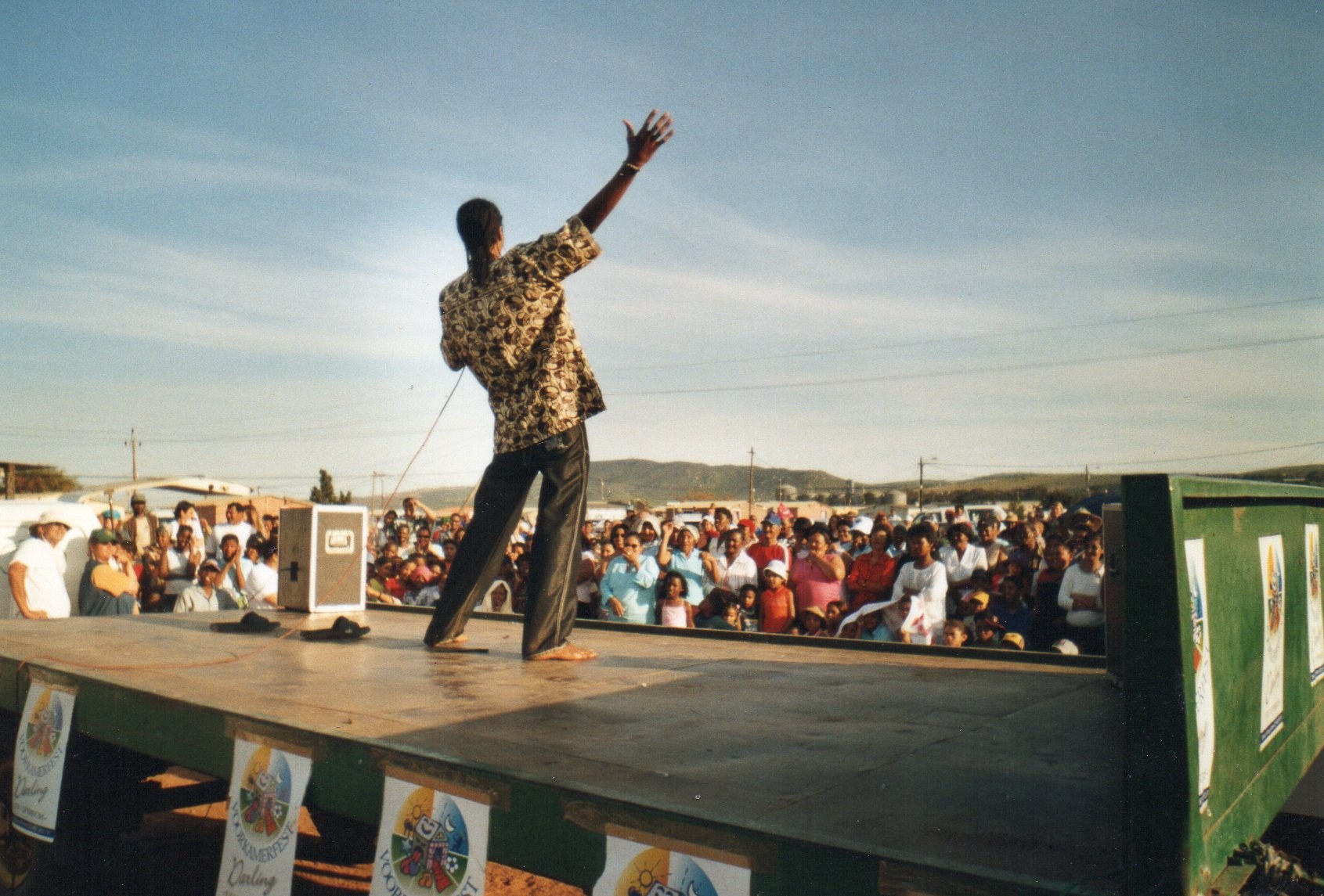 Samba addresses the villagers of Ugunja and gets them to participate in the theatre project.